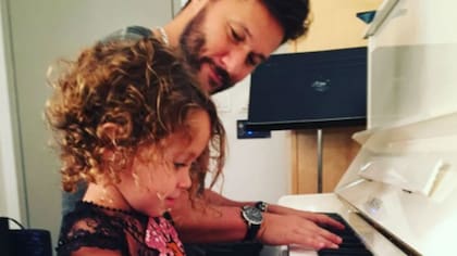 Nina y su papá Diego Torres siempre comparten momentos junto al piano