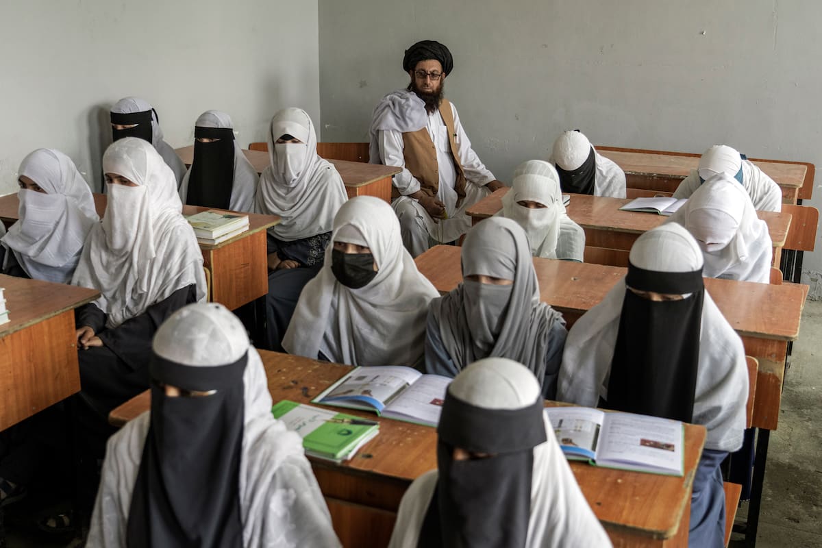 Niñas afganas asisten a una escuela religiosa que seguía abierta en 2022