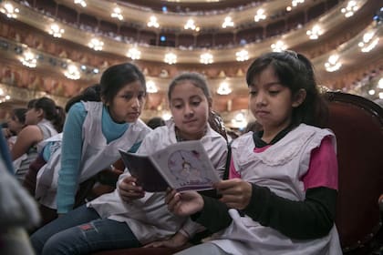 Niñas estudiantes, en el Teatro Colón
