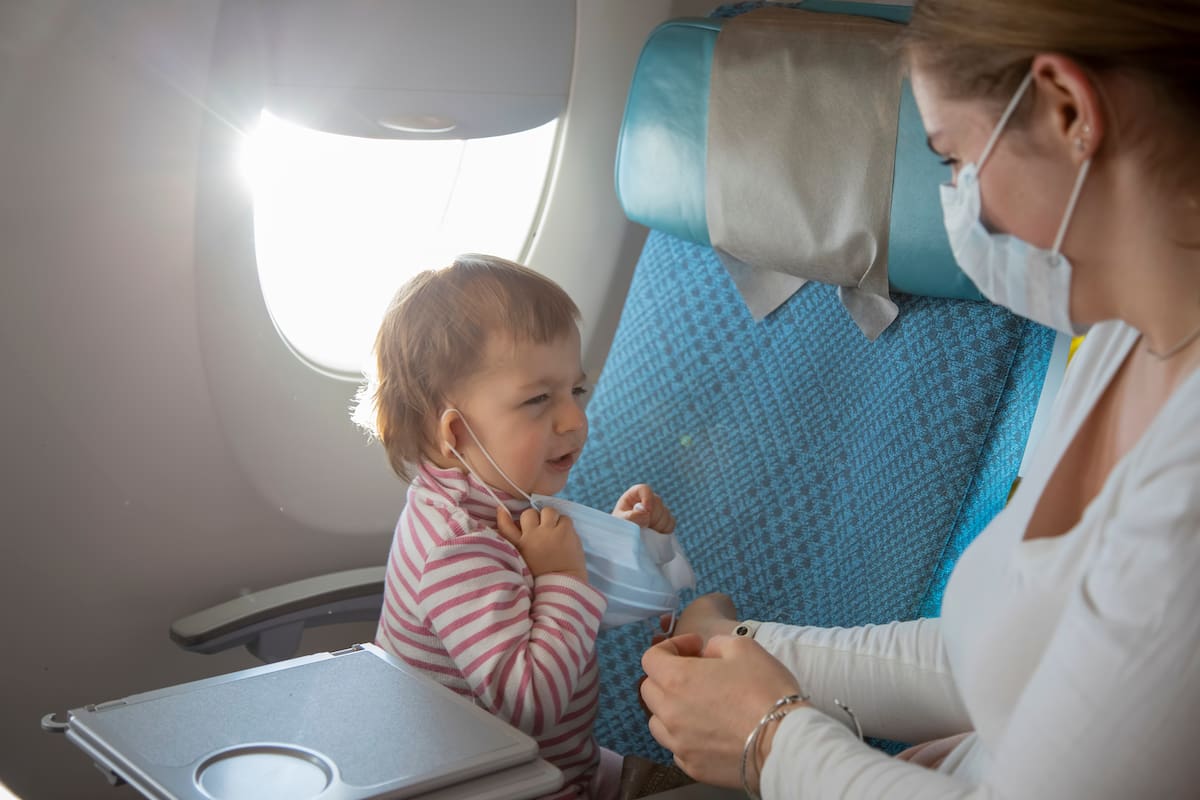 Niñas; niños; aeropuerto; avión; barbijo; tapaboca; el mundo; sociedad; covid-19; coronavirus