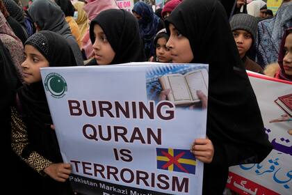 Niñas participan en una protesta para criticar la reciente quema de un ejemplar del Corán por parte de activistas de extrema derecha de Suecia y de Holanda, en Lahore, Pakistán, el domingo 29 de enero de 2023. (AP Foto/K.M. Chaudary)