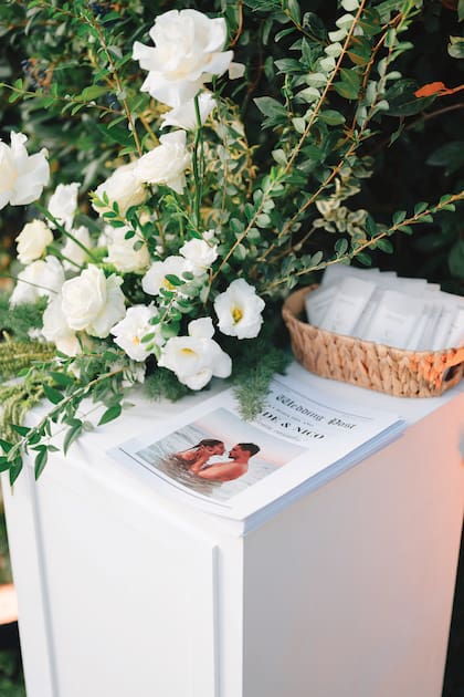 Ningún detalle quedó librado al azar y, de la mano de The Fun Factory, la pareja logró una
ambientación muy net, en la cual dominaron
el blanco y el negro. Además, sorprendieron a
los invitados con The Wedding Post, un “diario” cuyo titular anunciaba “La boda del año” y llevaba una romántica foto de los recién casados