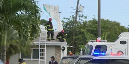 Ninguna persona en la vivienda resultó lesionada por el impacto de la avioneta, pero todavía trabajan en la remoción de los restos en el techo