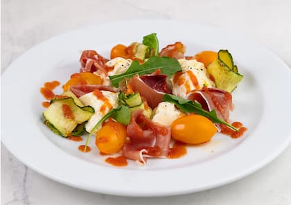 Ninina presenta una colorida ensalada con burrata