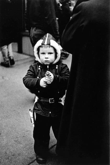 Niño con campera con capucha apuntando un arma, Ciudad de Nueva York 1957 Impresión en gelatina de plata The Metropolitan Museum of Art © The Estate of Diane Arbus, LLC. Todos los derechos reservados