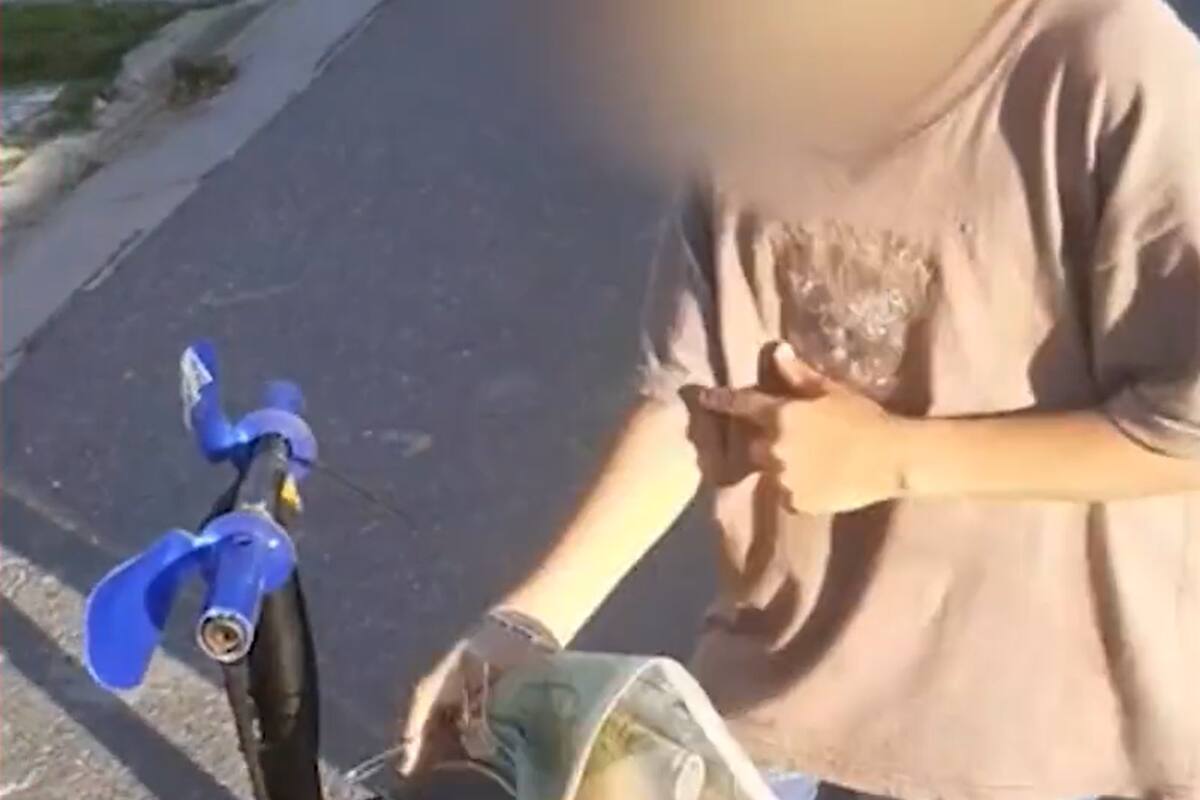 Niño de 10 años pide dinero para que su papá no lo "queme"