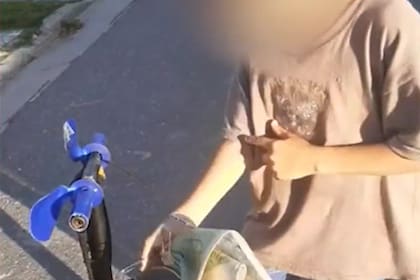 Niño de 10 años pide dinero para que su papá no lo "queme"