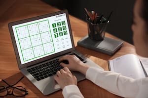 Niño jugando al sudoku