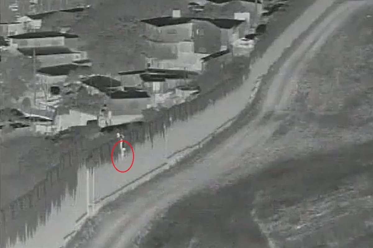 Niño lanzado desde el muro fronterizo entre México y Estados Unidos