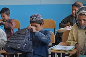 Niños afganos asisten a sus clases en una escuela de la aldea de Babro, en el distrito de Arghandab.