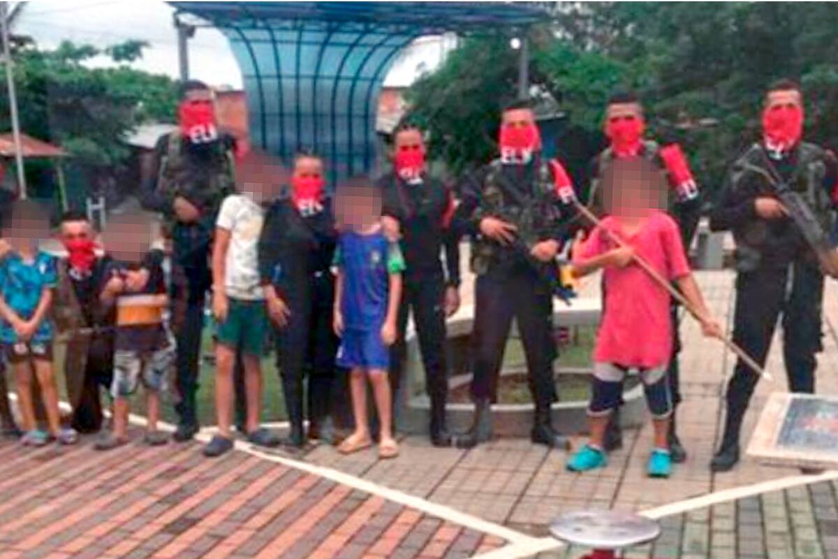 Niños armados en una plaza del corregimiento de Versalles, en Tibú, Colombia.