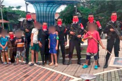 Niños armados en una plaza del corregimiento de Versalles, en Tibú, Colombia.