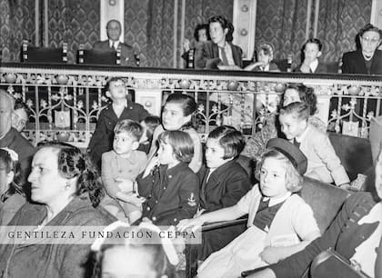 Niños asisten a una función de la Orquesta Sinfónica del Estado, en el Teatro Cervantes.