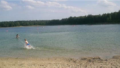 Niños bañándose en el lago Heidesee