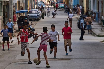 Niños de La Habana juegan durante un día de apagón