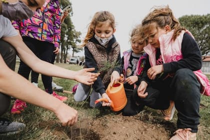 Niños del programa "Roots and Shoots" reforestando con especies nativas en la provincia de Córdoba, Argentina