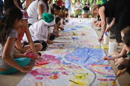 Niños en acción en un taller de Filbita
