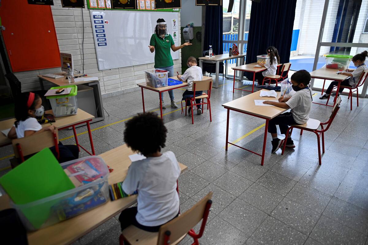 Niños en clases en el Colegio Francés Paul Valery en Yumbo, Valle del Cauca, Colombia