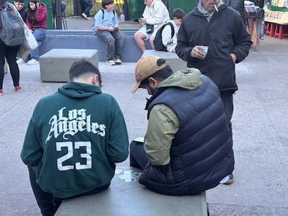 Niños intercambian figuritas en plazas y patios escolares, en un ritual que reaparece cada Mundial