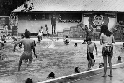Niños latinos se bañan en la piscina de Lincoln Park, en Denver, Colorado, el 1 de enero de 1971.