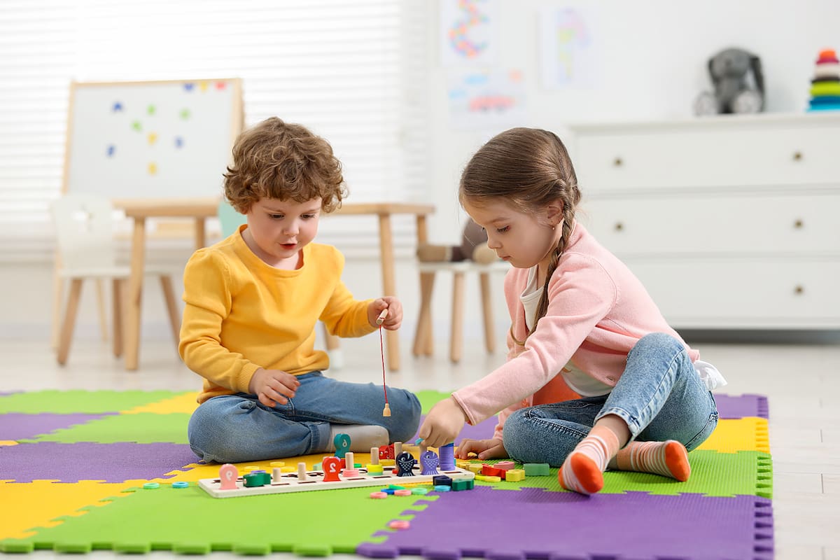 Niños; Niñas; Niños jugando; Niñas jugando; Jardín de infantes; mesas de juego para chicos; Primerizos