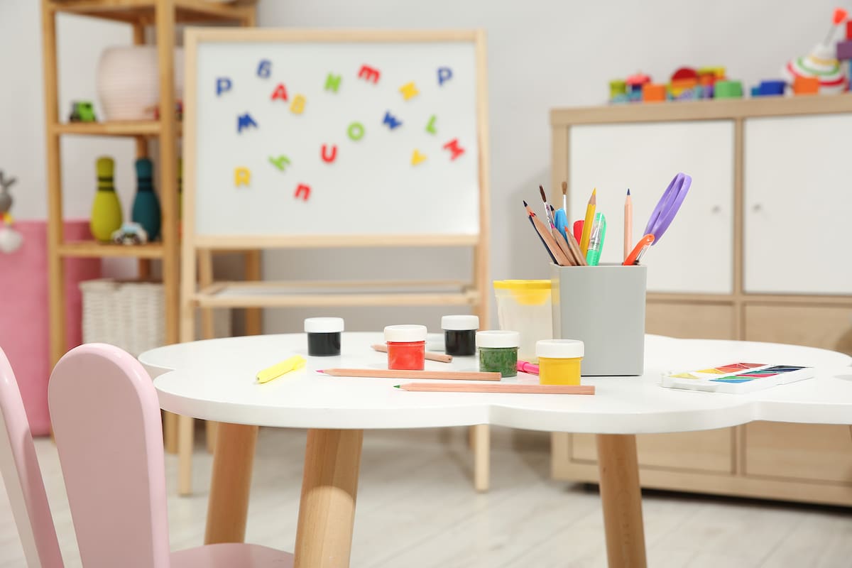 Niños; Niñas; Niños jugando; Niñas jugando; Jardín de infantes; mesas de juego para chicos; Primerizos