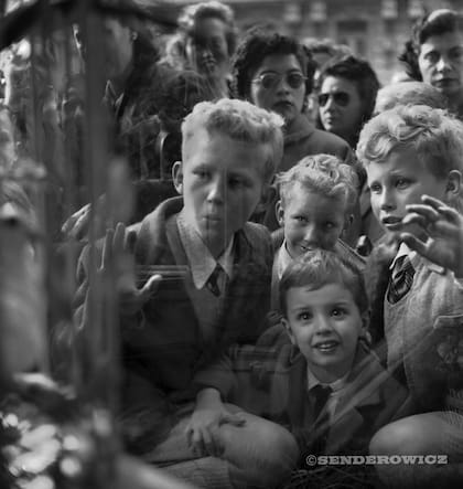 Niños observando una vidriera, 1953.