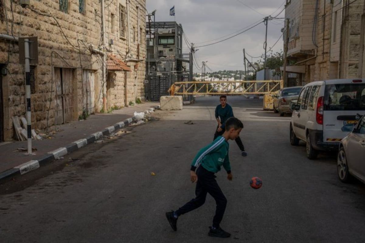 Niños palestinos jugando al fútbol