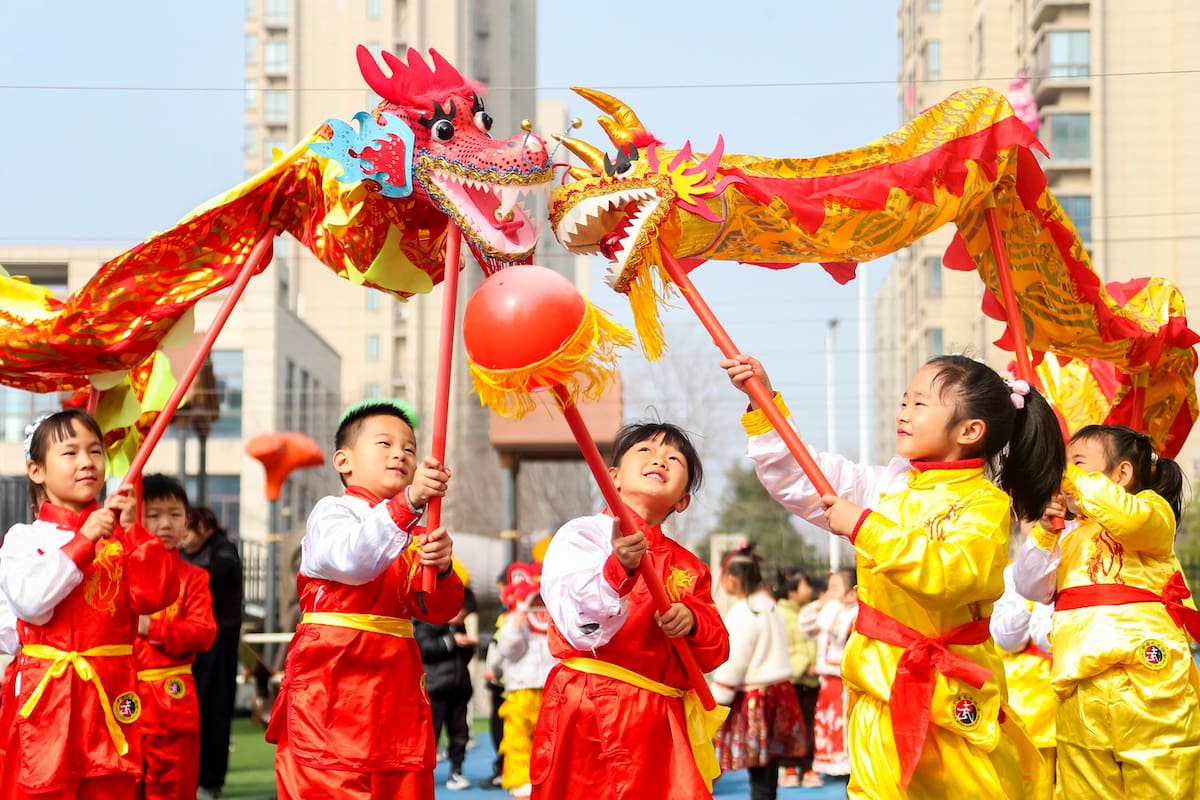 Niños realizan una danza del dragón, en Jurong, en la provincia de Jiangsu, en el este de China, el 20 de marzo de 2026. El equinoccio de primavera cae el 20 de marzo. Este año, también marca el Longtaitou, conocido como el Día del Dragón que Levanta la Cabeza, una ocasión importante en el calendario lunar, que se celebra con diversas actividades en toda China. (Xinhua/Zhong Xueman)