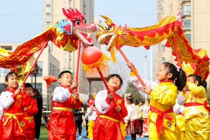 Niños realizan una danza del dragón, en Jurong, en la provincia de Jiangsu, en el este de China, el 20 de marzo de 2026. El equinoccio de primavera cae el 20 de marzo. Este año, también marca el Longtaitou, conocido como el Día del Dragón que Levanta la Cabeza, una ocasión importante en el calendario lunar, que se celebra con diversas actividades en toda China. (Xinhua/Zhong Xueman)