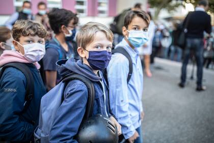 Niños regresan a la escuela en Estrasburgo, este de Francia, jueves 2 de setiembre de 2021. La situación ha mejorado levemente en Francia, con 17.000 casos confirmados diarios comparado con 23.000 a mediados de agosto. (AP Foto/Jean-François Badias)