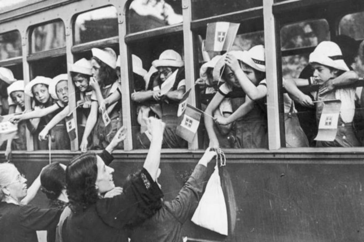 Niños siendo evacuados de Roma durante la Segunda Guerra Mundial (1940).
