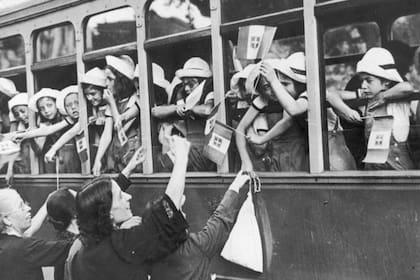 Niños siendo evacuados de Roma durante la Segunda Guerra Mundial (1940).