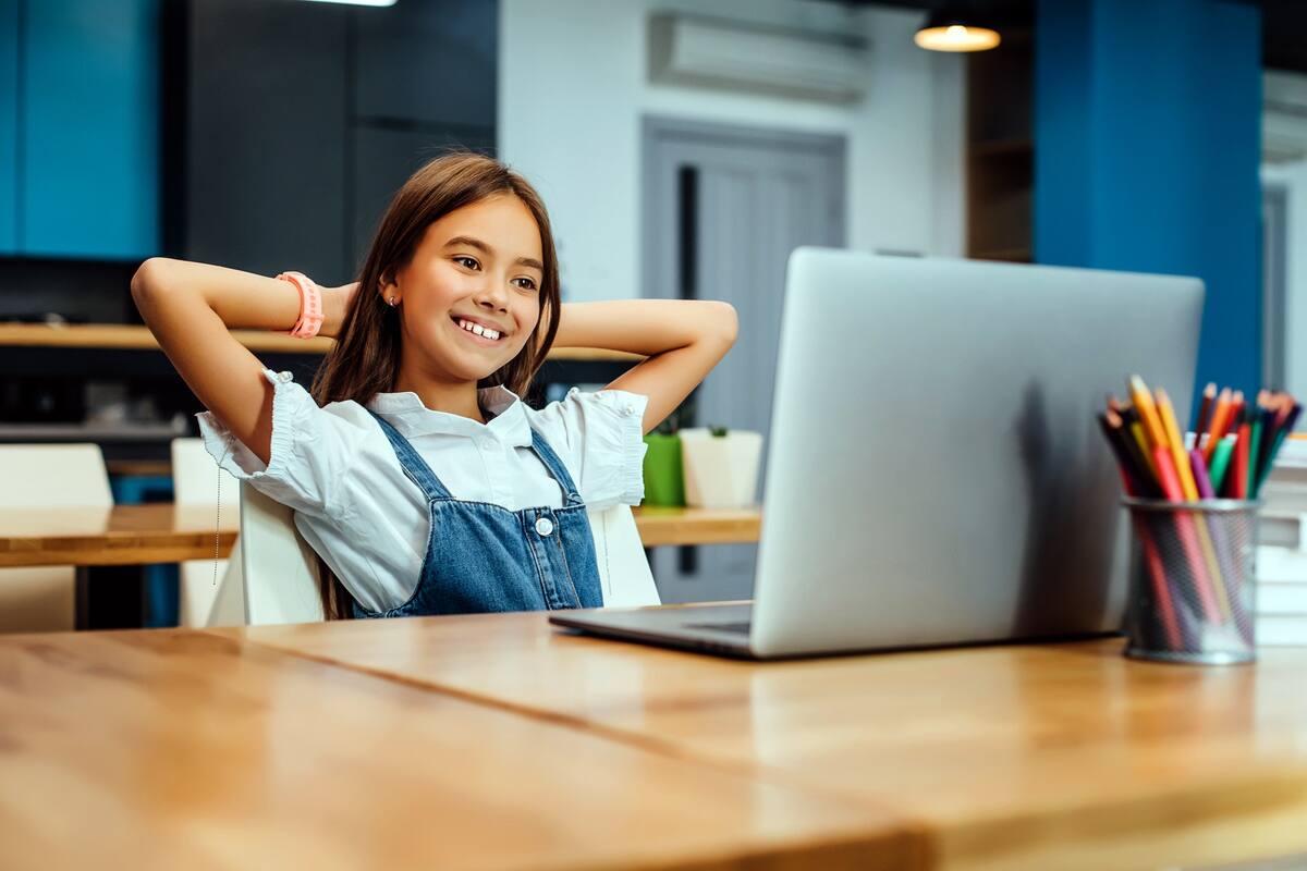 niños utilizando computadora