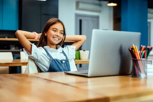 niños utilizando computadora