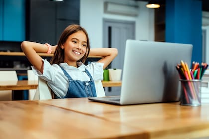 niños utilizando computadora