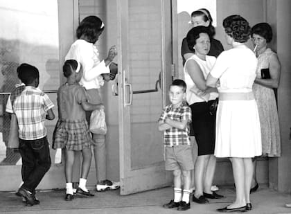 Niños y sus madres en la década del 60