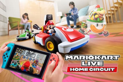 Nintendo apuesta por la realidad aumentada en esta entrega de Mario Kart Live: Home Circuit, una propuesta que permite transformar el espacio hogareño en una pista de karting que que puede recorrer desde la consola Switch
