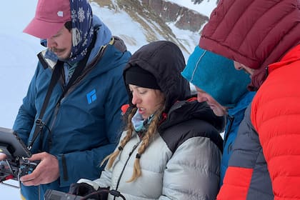 Nipi Bailey (de gorra), Bianca Fidani y Damián Benegas (capucha azul), de BBE Productions, trabajando en "La sociedad de la nieve"