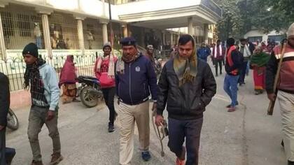 Niraj Modi (derecha) fue condenado a 14 años de prisión por violar a la niña