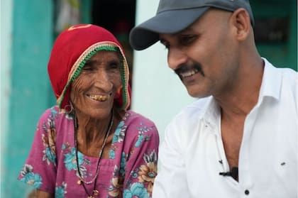 Niranaram Chetanram Chaudhary olvidó su lengua materna y por ello necesita la ayuda de un intérprete para comunicarse con su anciana madre