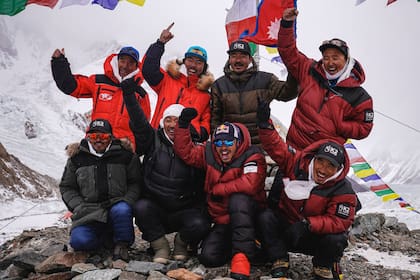 Nirmal "Nims" Purja, Dawa Tenji Sherpa (equipo MG), Mingma G, Dawa Temba Sherpa y Pem Chiri Sherpa, Mingma David Sherpa, Mingma Tenzi Sherpa, Nimsdai Purja y Gelje Sherpa, festejan durante la ceremonia de Puja antes del ataque de invierno al K2 , Pakistán