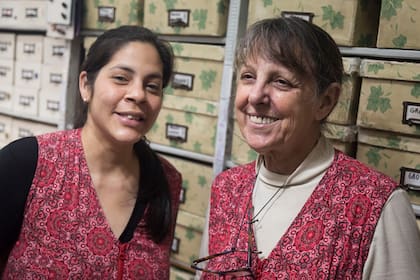 Nisa y Doña Nelda reciben saludos todo el tiempo en el barrio y algunos antiguos clientes entran a saludar