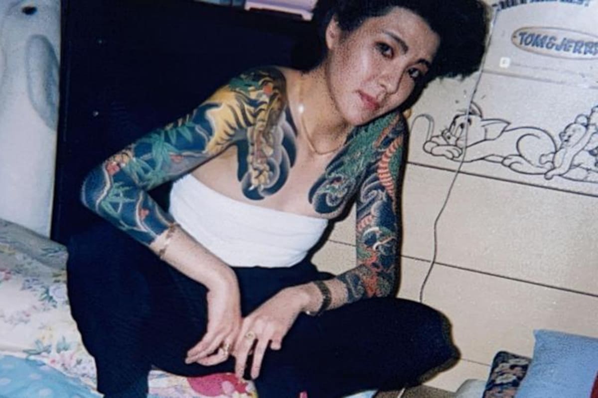 Nishimura Mako, en sus inicios en la yakuza, poco después de amputarse su propio meñique