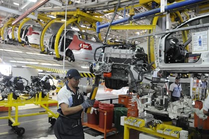 Nissan Argentina analiza exportar a Chile las pickups que hoy envía desde México; FCA aumenta su producción local