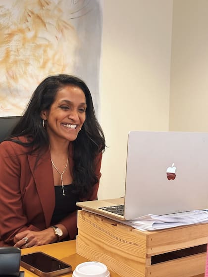 Nithya Raman se convirtió en la primera mujer asiático-americana en servir en el Concejo Municipal de Los Ángeles