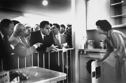 Nixon en el parque Sokolniki de Moscú, durante la inauguración de una exhibición comercial de productos estadounidenses en julio de1959