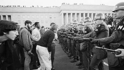 Nixon enfrentaba violentas protestas universitarias contra la guerra en Vietnam