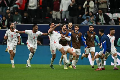 Nizar Al Rashdan (21) festeja con sus compañeros el gol del triunfo Jordania sobre Arabia Saudita