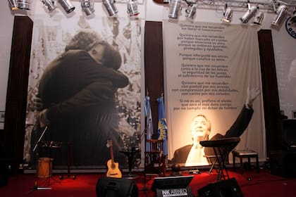 En el NK Ateneo hay un escenario preparado para que toquen bandas en vivo